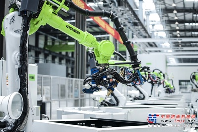 全國首批！中聯(lián)重科挖掘機智能工廠成功入選卓越級智能工廠，引領人工智能行業(yè)應用系統(tǒng)集成服務新浪潮